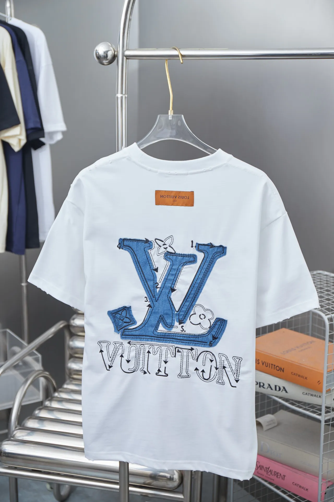 🅿️200 1V 25SS early spring new style denim splicing embroidery LV short sleeves light luxury essential item for daily commuting for men and women correct version welcome to compare detailed features · 320g 100% pure cotton double yarn jersey fabric · Special thickened 32 pieces of double-strand 1X1 thread in the same vat custom dyeing · Denim cutting and splicing ➕Various embroidery craft letters · Hem collar Cuff fraying process · Double-needle stitching across seams · Original main mark, washed tag, branded moisture-proof paper packaging Color: Black/White Size: S/M/L/XL